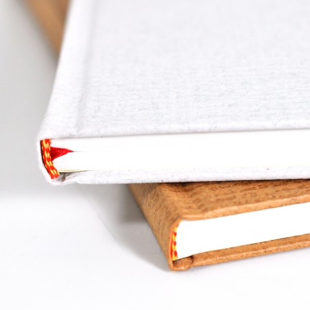 Cuaderno de tapa dura envuelto en lino y papel de arte